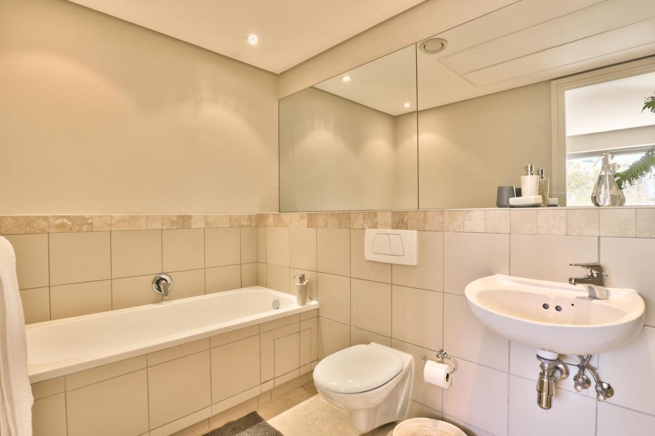 Elegant V&A Waterfront Canal Apartment เคปทาวน์ ภายนอก รูปภาพ