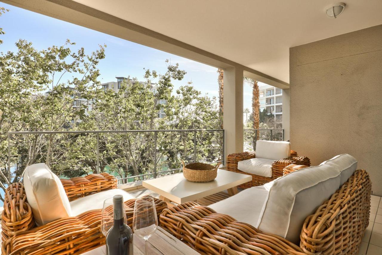Elegant V&A Waterfront Canal Apartment เคปทาวน์ ภายนอก รูปภาพ